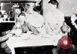 Immagine di Ragazzi americani e le donne leggere United States USA, 1915, secondo 10 filmato di repertorio 65675025392