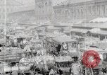 Standbild Busy Market Street United States USA, 1919, aus Sekunde 3 historischem Filmmaterial Videoclip 65675025398