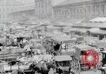 Standbild Busy Market Street United States USA, 1919, aus Sekunde 6 historischem Filmmaterial Videoclip 65675025398