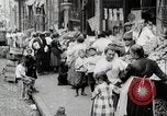 Standbild Busy Market Street United States USA, 1919, aus Sekunde 10 historischem Filmmaterial Videoclip 65675025398