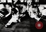 Immagine di Gente che si diverte a siepi Park Coney Island New York City USA, 1919, secondo 3 filmato di repertorio 65675025406