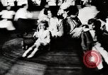 Immagine di Gente che si diverte a siepi Park Coney Island New York City USA, 1919, secondo 5 filmato di repertorio 65675025406