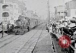 Standbild Urlauber kommen Anfang des 19 Jahrhunderts am Bahnhof Atlantic City an Atlantic City New Jersey USA, 1919, aus Sekunde 3 historischem Filmmaterial Videoclip 65675025407