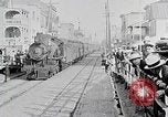 Standbild Urlauber kommen Anfang des 19 Jahrhunderts am Bahnhof Atlantic City an Atlantic City New Jersey USA, 1919, aus Sekunde 4 historischem Filmmaterial Videoclip 65675025407