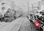 Standbild Urlauber kommen Anfang des 19 Jahrhunderts am Bahnhof Atlantic City an Atlantic City New Jersey USA, 1919, aus Sekunde 5 historischem Filmmaterial Videoclip 65675025407