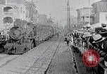 Standbild Urlauber kommen Anfang des 19 Jahrhunderts am Bahnhof Atlantic City an Atlantic City New Jersey USA, 1919, aus Sekunde 6 historischem Filmmaterial Videoclip 65675025407
