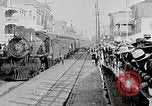 Standbild Urlauber kommen Anfang des 19 Jahrhunderts am Bahnhof Atlantic City an Atlantic City New Jersey USA, 1919, aus Sekunde 7 historischem Filmmaterial Videoclip 65675025407