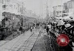Standbild Urlauber kommen Anfang des 19 Jahrhunderts am Bahnhof Atlantic City an Atlantic City New Jersey USA, 1919, aus Sekunde 8 historischem Filmmaterial Videoclip 65675025407