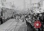 Standbild Urlauber kommen Anfang des 19 Jahrhunderts am Bahnhof Atlantic City an Atlantic City New Jersey USA, 1919, aus Sekunde 9 historischem Filmmaterial Videoclip 65675025407