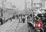 Standbild Urlauber kommen Anfang des 19 Jahrhunderts am Bahnhof Atlantic City an Atlantic City New Jersey USA, 1919, aus Sekunde 10 historischem Filmmaterial Videoclip 65675025407