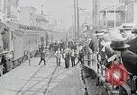 Standbild Urlauber kommen Anfang des 19 Jahrhunderts am Bahnhof Atlantic City an Atlantic City New Jersey USA, 1919, aus Sekunde 11 historischem Filmmaterial Videoclip 65675025407