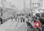 Standbild Urlauber kommen Anfang des 19 Jahrhunderts am Bahnhof Atlantic City an Atlantic City New Jersey USA, 1919, aus Sekunde 12 historischem Filmmaterial Videoclip 65675025407