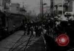 Standbild Urlauber kommen Anfang des 19 Jahrhunderts am Bahnhof Atlantic City an Atlantic City New Jersey USA, 1919, aus Sekunde 13 historischem Filmmaterial Videoclip 65675025407