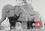 Immagine di Gigante elefante in legno con pelle di stagno martellato Margate New Jersey USA, 1919, secondo 4 filmato di repertorio 65675025408