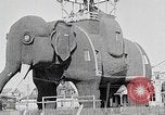 Immagine di Gigante elefante in legno con pelle di stagno martellato Margate New Jersey USA, 1919, secondo 5 filmato di repertorio 65675025408