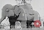 Immagine di Gigante elefante in legno con pelle di stagno martellato Margate New Jersey USA, 1919, secondo 6 filmato di repertorio 65675025408
