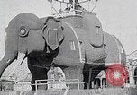 Immagine di Gigante elefante in legno con pelle di stagno martellato Margate New Jersey USA, 1919, secondo 8 filmato di repertorio 65675025408