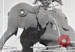 Immagine di Gigante elefante in legno con pelle di stagno martellato Margate New Jersey USA, 1919, secondo 18 filmato di repertorio 65675025408