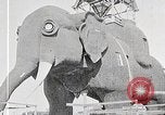 Immagine di Gigante elefante in legno con pelle di stagno martellato Margate New Jersey USA, 1919, secondo 19 filmato di repertorio 65675025408