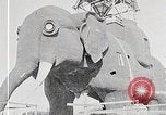 Immagine di Gigante elefante in legno con pelle di stagno martellato Margate New Jersey USA, 1919, secondo 20 filmato di repertorio 65675025408