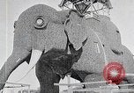 Immagine di Gigante elefante in legno con pelle di stagno martellato Margate New Jersey USA, 1919, secondo 21 filmato di repertorio 65675025408