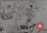 Standbild Männer und Frauen skate United States USA, 1919, aus Sekunde 1 historischem Filmmaterial Videoclip 65675025411