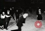 Standbild Männer und Frauen skate United States USA, 1919, aus Sekunde 5 historischem Filmmaterial Videoclip 65675025411