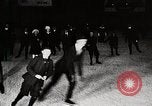 Standbild Männer und Frauen skate United States USA, 1919, aus Sekunde 6 historischem Filmmaterial Videoclip 65675025411