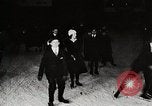 Standbild Männer und Frauen skate United States USA, 1919, aus Sekunde 8 historischem Filmmaterial Videoclip 65675025411
