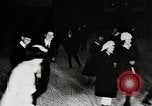 Standbild Männer und Frauen skate United States USA, 1919, aus Sekunde 9 historischem Filmmaterial Videoclip 65675025411