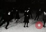 Standbild Männer und Frauen skate United States USA, 1919, aus Sekunde 11 historischem Filmmaterial Videoclip 65675025411