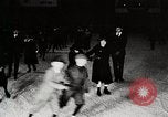 Standbild Männer und Frauen skate United States USA, 1919, aus Sekunde 12 historischem Filmmaterial Videoclip 65675025411