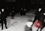 Standbild Männer und Frauen skate United States USA, 1919, aus Sekunde 13 historischem Filmmaterial Videoclip 65675025411