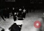 Standbild Männer und Frauen skate United States USA, 1919, aus Sekunde 14 historischem Filmmaterial Videoclip 65675025411