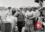 Standbild Dario Resta und Mercedes Rennwagen Nummer 24 Minnesota United States USA, 1915, aus Sekunde 10 historischem Filmmaterial Videoclip 65675025415
