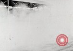 Standbild Dario Resta und Mercedes Rennwagen Nummer 24 Minnesota United States USA, 1915, aus Sekunde 16 historischem Filmmaterial Videoclip 65675025415