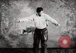 Standbild Will Rogers führt auf der Bühne United States USA, 1919, aus Sekunde 13 historischem Filmmaterial Videoclip 65675025421