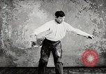Standbild Will Rogers führt auf der Bühne United States USA, 1919, aus Sekunde 14 historischem Filmmaterial Videoclip 65675025421