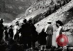 Standbild Stadt Menschen Klettern Western United States USA, 1919, aus Sekunde 4 historischem Filmmaterial Videoclip 65675025422