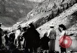 Standbild Stadt Menschen Klettern Western United States USA, 1919, aus Sekunde 5 historischem Filmmaterial Videoclip 65675025422