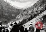 Standbild Stadt Menschen Klettern Western United States USA, 1919, aus Sekunde 8 historischem Filmmaterial Videoclip 65675025422