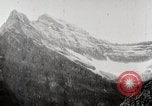 Standbild Stadt Menschen Klettern Western United States USA, 1919, aus Sekunde 15 historischem Filmmaterial Videoclip 65675025422