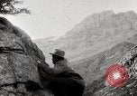 Standbild Stadt Menschen Klettern Western United States USA, 1919, aus Sekunde 19 historischem Filmmaterial Videoclip 65675025422