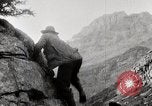 Standbild Stadt Menschen Klettern Western United States USA, 1919, aus Sekunde 20 historischem Filmmaterial Videoclip 65675025422