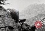 Standbild Stadt Menschen Klettern Western United States USA, 1919, aus Sekunde 24 historischem Filmmaterial Videoclip 65675025422