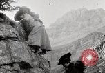 Standbild Stadt Menschen Klettern Western United States USA, 1919, aus Sekunde 29 historischem Filmmaterial Videoclip 65675025422