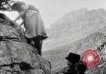 Standbild Stadt Menschen Klettern Western United States USA, 1919, aus Sekunde 30 historischem Filmmaterial Videoclip 65675025422