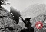 Standbild Stadt Menschen Klettern Western United States USA, 1919, aus Sekunde 33 historischem Filmmaterial Videoclip 65675025422