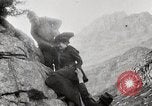 Standbild Stadt Menschen Klettern Western United States USA, 1919, aus Sekunde 34 historischem Filmmaterial Videoclip 65675025422