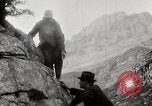 Standbild Stadt Menschen Klettern Western United States USA, 1919, aus Sekunde 37 historischem Filmmaterial Videoclip 65675025422